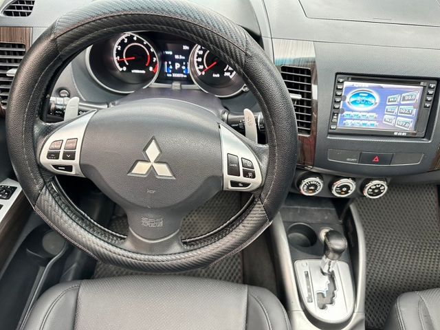 2011年 OUTLANDER 2.4 全新整車烤漆 優質休旅車推薦  第13張相片