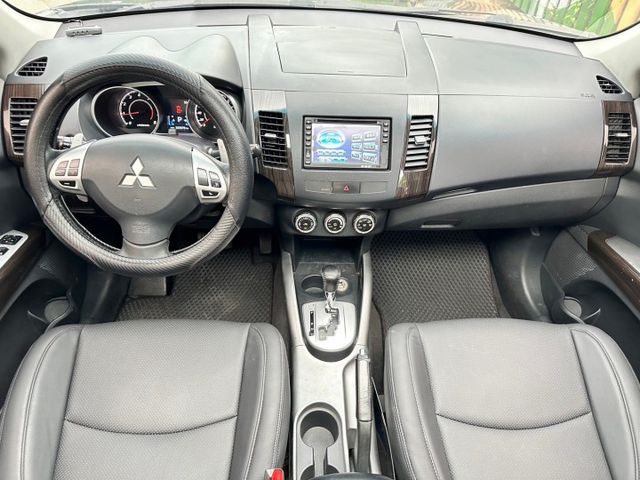 2011年 OUTLANDER 2.4 全新整車烤漆 優質休旅車推薦  第14張相片