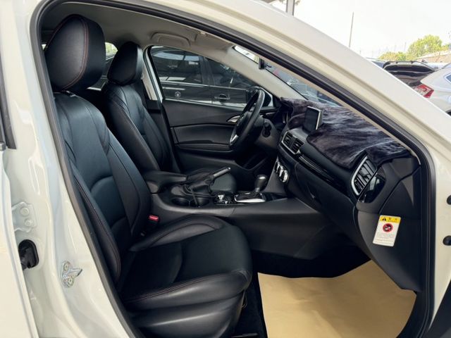 就是愛白車 ~ I-KEY、定速、恆溫空調、TCS防滑、胎壓監控、ISOFIX、後座分離傾倒 ~  第19張相片