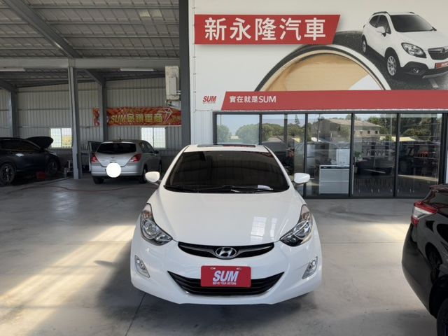 就是愛白車 ~ I-KEY、定速、電動座椅、抬頭顯示器、左右獨立空調、TCS防滑、天窗、後座分離傾倒 !  第1張相片
