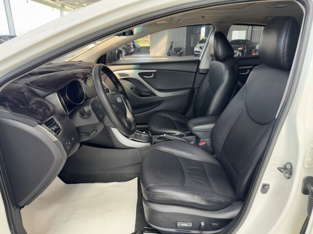 就是愛白車 ~ I-KEY、定速、電動座椅、抬頭顯示器、左右獨立空調、TCS防滑、天窗、後座分離傾倒 !  第2張相片