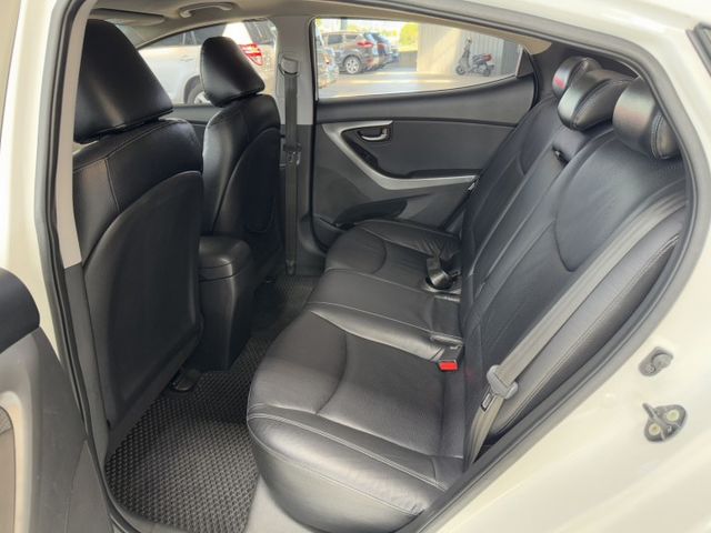 就是愛白車 ~ I-KEY、定速、電動座椅、抬頭顯示器、左右獨立空調、TCS防滑、天窗、後座分離傾倒 !  第3張相片