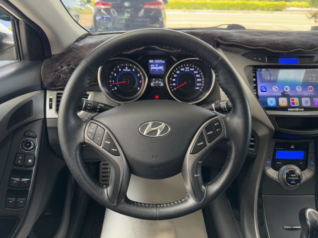 就是愛白車 ~ I-KEY、定速、電動座椅、抬頭顯示器、左右獨立空調、TCS防滑、天窗、後座分離傾倒 !  第5張相片