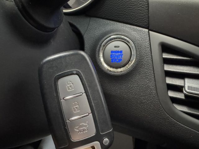 就是愛白車 ~ I-KEY、定速、電動座椅、抬頭顯示器、左右獨立空調、TCS防滑、天窗、後座分離傾倒 !  第11張相片