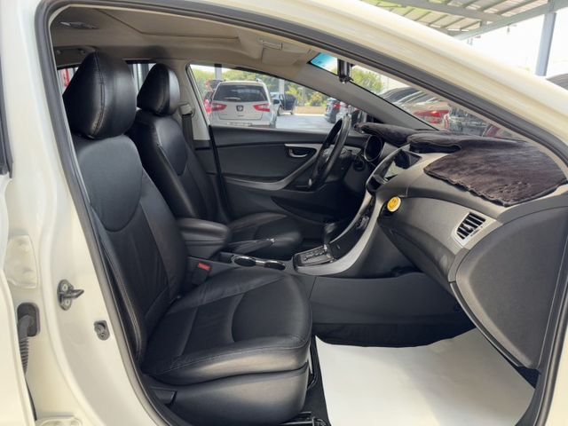就是愛白車 ~ I-KEY、定速、電動座椅、抬頭顯示器、左右獨立空調、TCS防滑、天窗、後座分離傾倒 !  第20張相片