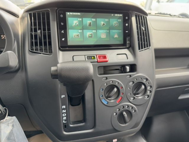 我是自排的，全新領牌車，新車價55.5萬，現在只要46.8萬 !! ~ Carplay、倒車顯影 ! 可全貸 ~  第6張相片