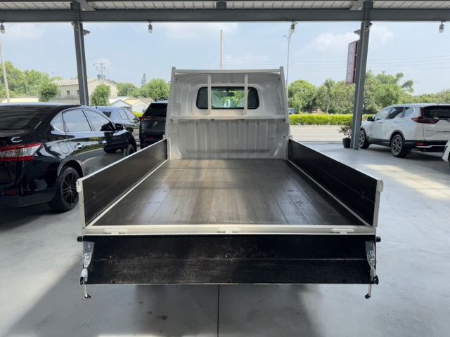 我是自排的，全新領牌車，新車價55.5萬，現在只要46.8萬 !! ~ Carplay、倒車顯影 ! 可全貸 ~  第12張相片