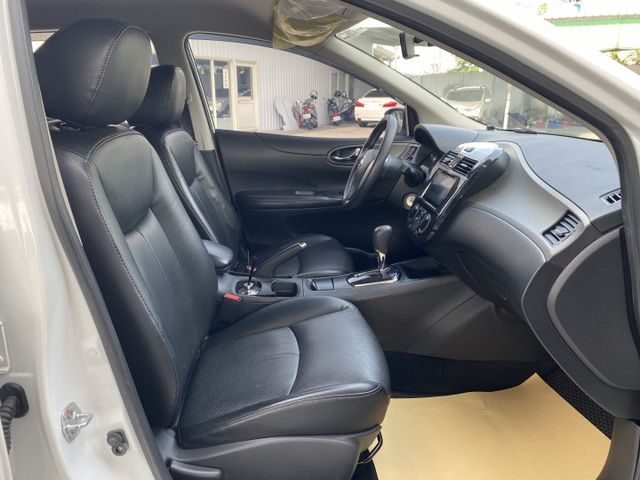 買車免求人~月繳6000輕鬆開回家 ~ ABS、倒車顯影、衛星導航、抬頭顯示器、後座分離傾倒、後座出風口 !  第20張相片