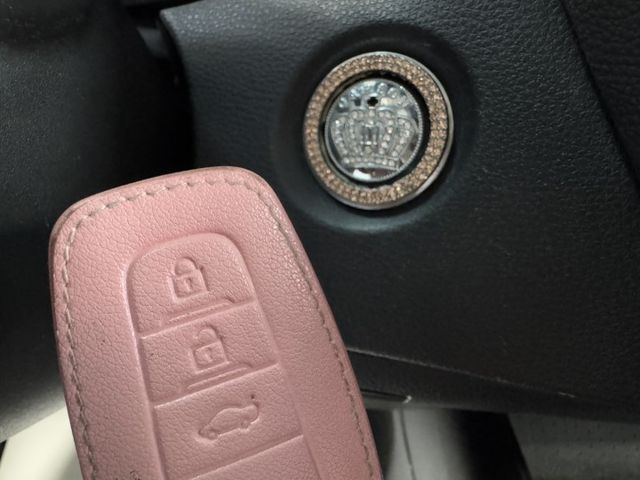 油電版 ! 你沒看錯 ~ 我僅跑三萬多 ! I-KEY、定速、ACC、盲點偵測、車道偏離警、TCS防滑、胎壓監控 !  第7張相片
