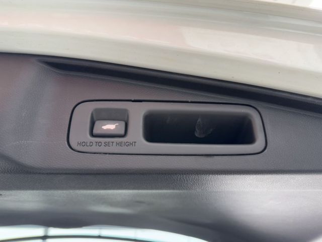你沒看錯 ~ 我僅跑四萬多 ! I-KEY、定速、ACC、電動尾門、車道偏離、TCS防滑、自動緊急煞車、後座出風口!  第18張相片