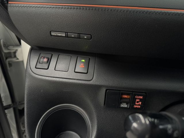 就是愛白車 !  I-KEY、大螢幕安卓機、單側電滑門、盲點偵測、TCS防滑、胎壓監控、後座分離傾倒 !  第12張相片