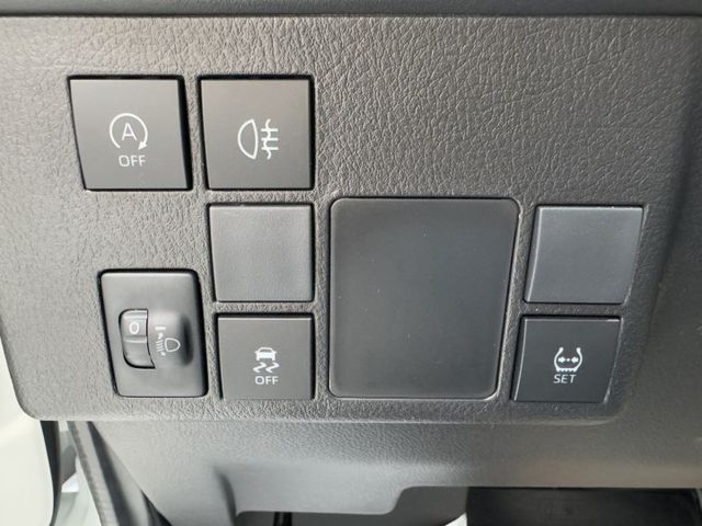 我是自排的，全新領牌車，新車價55.5萬，現在只要46.8萬 !! ~ Carplay、倒車顯影 ! 可全貸 ~  第8張相片