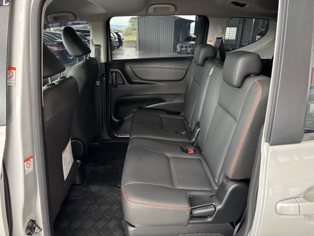 七人座 !  I-KEY、TCS防滑、胎壓監控、恆溫空調、後座出風口、ISOFIX、後座分離傾倒 ~ 僅跑九萬 !  第3張相片