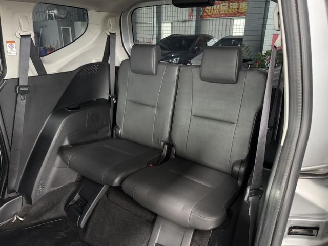七人座 !  I-KEY、TCS防滑、胎壓監控、恆溫空調、後座出風口、ISOFIX、後座分離傾倒 ~ 僅跑九萬 !  第4張相片