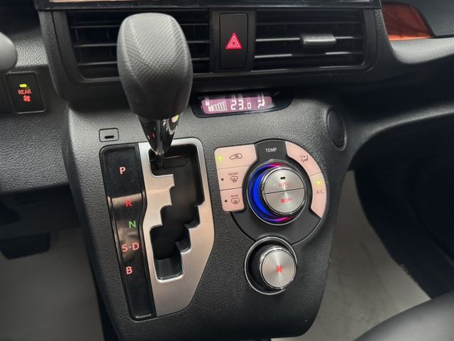 七人座 !  I-KEY、TCS防滑、胎壓監控、恆溫空調、後座出風口、ISOFIX、後座分離傾倒 ~ 僅跑九萬 !  第8張相片