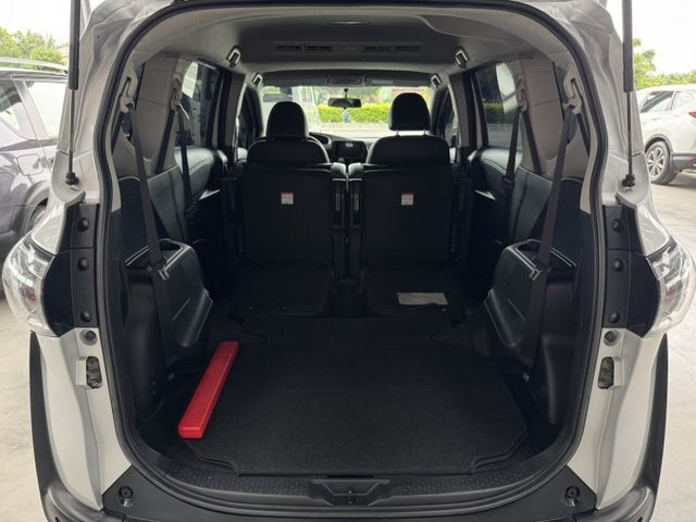 七人座 !  I-KEY、TCS防滑、胎壓監控、恆溫空調、後座出風口、ISOFIX、後座分離傾倒 ~ 僅跑九萬 !  第16張相片