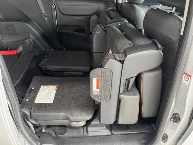 七人座 !  I-KEY、TCS防滑、胎壓監控、恆溫空調、後座出風口、ISOFIX、後座分離傾倒 ~ 僅跑九萬 !  第17張相片
