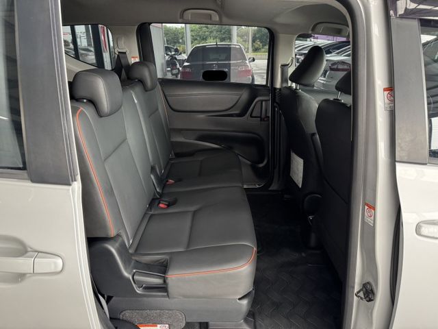 七人座 !  I-KEY、TCS防滑、胎壓監控、恆溫空調、後座出風口、ISOFIX、後座分離傾倒 ~ 僅跑九萬 !  第18張相片