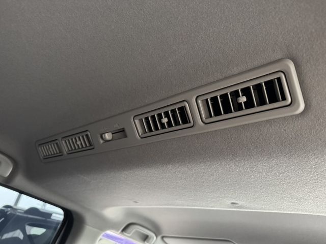 七人座 !  I-KEY、TCS防滑、胎壓監控、恆溫空調、後座出風口、ISOFIX、後座分離傾倒 ~ 僅跑九萬 !  第19張相片