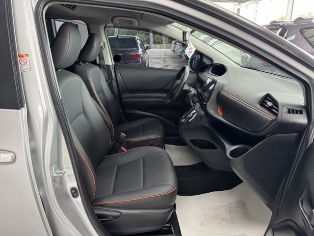 七人座 !  I-KEY、TCS防滑、胎壓監控、恆溫空調、後座出風口、ISOFIX、後座分離傾倒 ~ 僅跑九萬 !  第20張相片