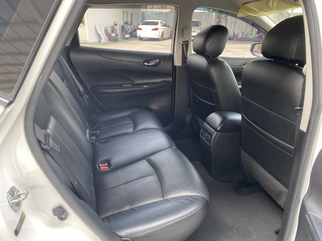 買車免求人~月繳6000輕鬆開回家 ~ ABS、倒車顯影、衛星導航、抬頭顯示器、後座分離傾倒、後座出風口 !  第18張相片