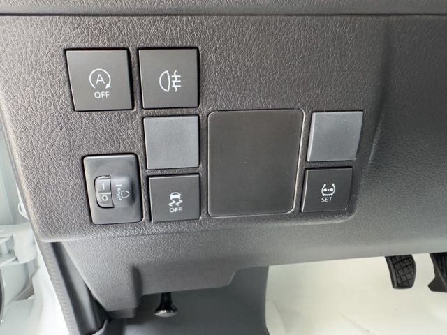 買領牌車找新永隆~全新車賣你二手價~讓你最划算~原廠四年12萬公里保固，現車不用等，錯過不再 ~  第8張相片