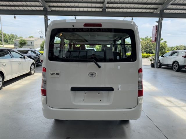 買領牌車找新永隆~全新車賣你二手價~讓你最划算~原廠四年12萬公里保固，現車不用等，錯過不再 ~  第12張相片