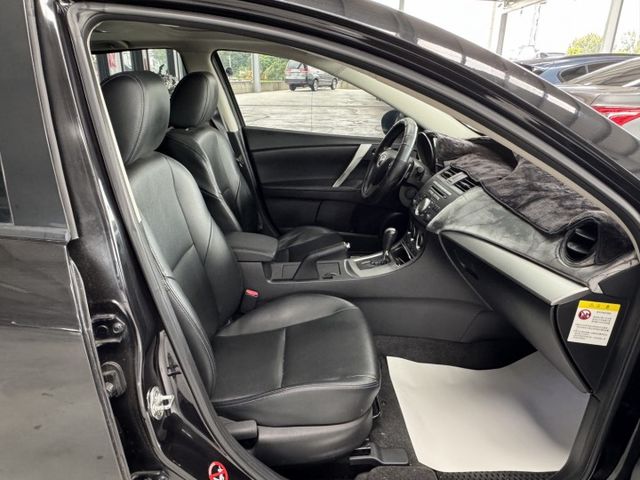 網友專屬優惠實施中~ 月繳4888輕鬆擁有~I-KEY、天窗、左右獨立空調、換檔撥片、後座分離傾倒 ~頂級版  第17張相片