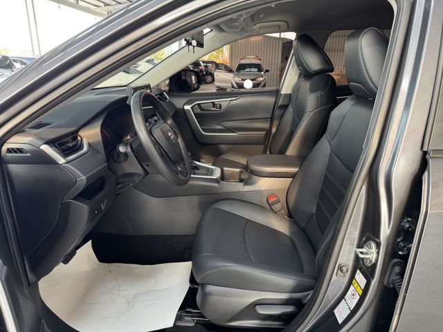 你沒看錯 ~ 我僅跑四萬多 ! 定速、ACC、車偏、煞停、TCS防滑、胎壓監控、後座出風口 ! 可以全額貸款 ~  第2張相片