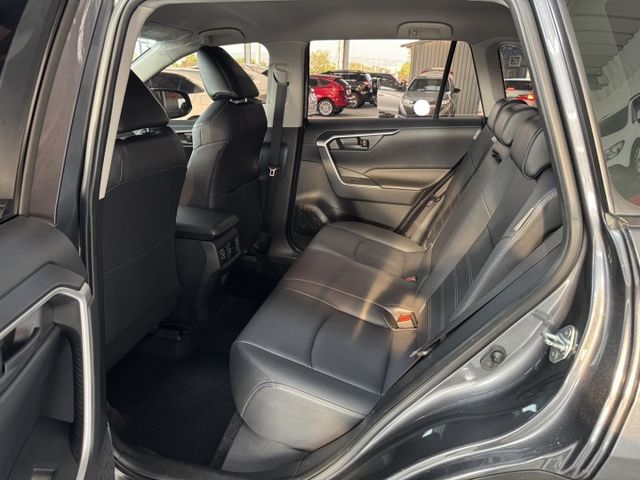 你沒看錯 ~ 我僅跑四萬多 ! 定速、ACC、車偏、煞停、TCS防滑、胎壓監控、後座出風口 ! 可以全額貸款 ~  第3張相片