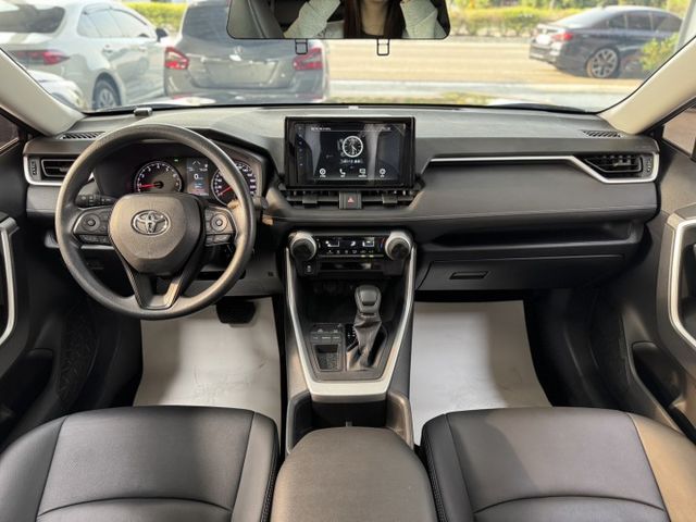 你沒看錯 ~ 我僅跑四萬多 ! 定速、ACC、車偏、煞停、TCS防滑、胎壓監控、後座出風口 ! 可以全額貸款 ~  第4張相片