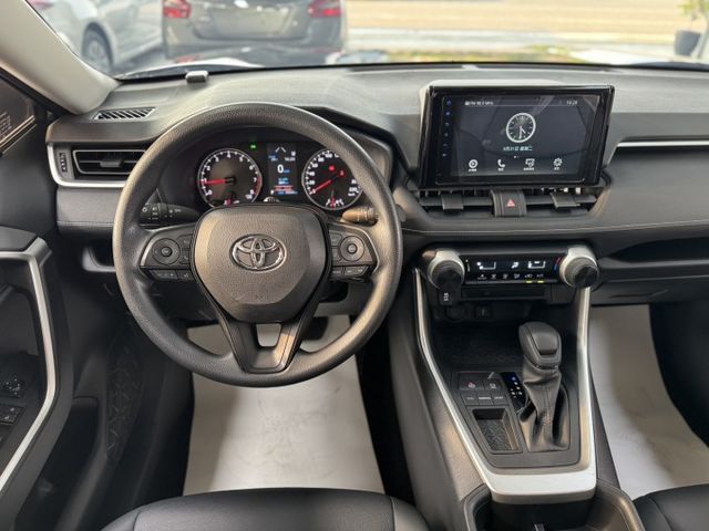 你沒看錯 ~ 我僅跑四萬多 ! 定速、ACC、車偏、煞停、TCS防滑、胎壓監控、後座出風口 ! 可以全額貸款 ~  第5張相片