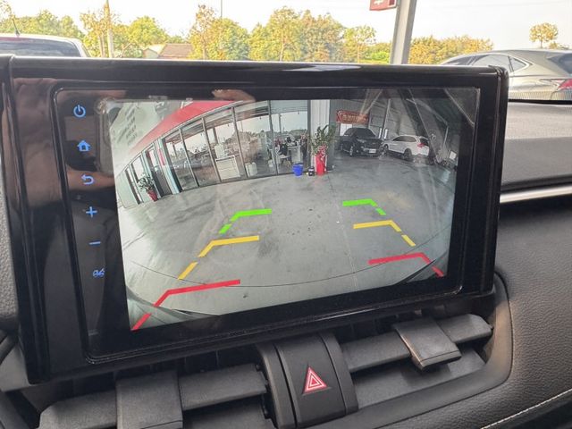 你沒看錯 ~ 我僅跑四萬多 ! 定速、ACC、車偏、煞停、TCS防滑、胎壓監控、後座出風口 ! 可以全額貸款 ~  第6張相片