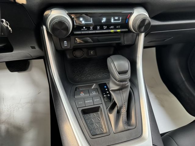 你沒看錯 ~ 我僅跑四萬多 ! 定速、ACC、車偏、煞停、TCS防滑、胎壓監控、後座出風口 ! 可以全額貸款 ~  第7張相片