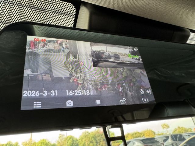 你沒看錯 ~ 我僅跑四萬多 ! 定速、ACC、車偏、煞停、TCS防滑、胎壓監控、後座出風口 ! 可以全額貸款 ~  第8張相片