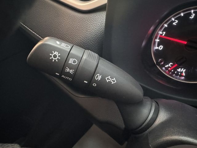 你沒看錯 ~ 我僅跑四萬多 ! 定速、ACC、車偏、煞停、TCS防滑、胎壓監控、後座出風口 ! 可以全額貸款 ~  第11張相片