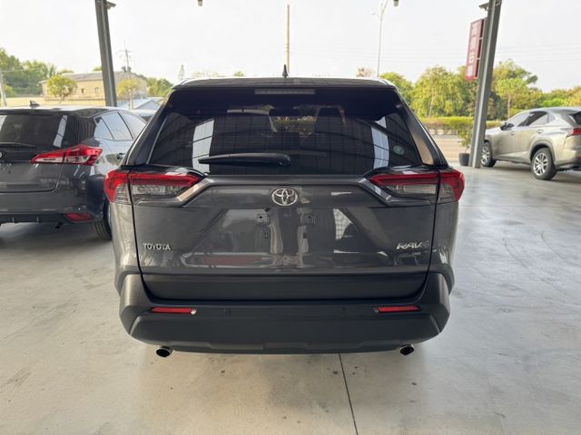 你沒看錯 ~ 我僅跑四萬多 ! 定速、ACC、車偏、煞停、TCS防滑、胎壓監控、後座出風口 ! 可以全額貸款 ~  第13張相片