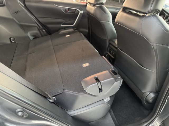 你沒看錯 ~ 我僅跑四萬多 ! 定速、ACC、車偏、煞停、TCS防滑、胎壓監控、後座出風口 ! 可以全額貸款 ~  第16張相片