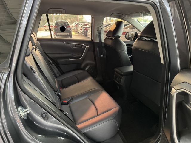 你沒看錯 ~ 我僅跑四萬多 ! 定速、ACC、車偏、煞停、TCS防滑、胎壓監控、後座出風口 ! 可以全額貸款 ~  第17張相片