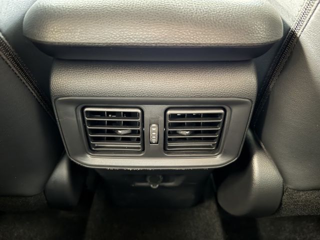 你沒看錯 ~ 我僅跑四萬多 ! 定速、ACC、車偏、煞停、TCS防滑、胎壓監控、後座出風口 ! 可以全額貸款 ~  第18張相片