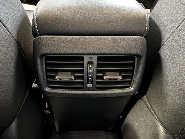 我真的僅跑五千 ~ 新車保固中 ~ !  免鑰使、定速、ACC、環景系統、盲點偵測、左右獨立空調、後座出風口 !  第18張相片