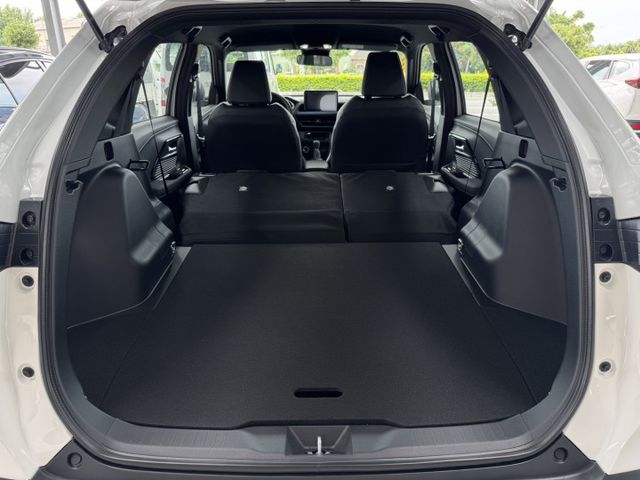 全新73.5萬領牌車~賣你二手價~僅跑3公里 ~免鑰匙~跟車~煞停~ 原廠四年12萬公里保固，現車不用等，錯過不再 ~  第14張相片