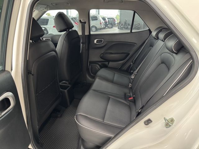 僅跑六萬多 !  TCS防滑、胎壓監控、光感應頭燈、ISOFIX、後座分離傾倒 ! 可以全額貸款 ~  第3張相片