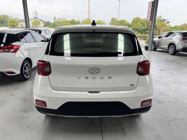 僅跑六萬多 !  TCS防滑、胎壓監控、光感應頭燈、ISOFIX、後座分離傾倒 ! 可以全額貸款 ~  第12張相片