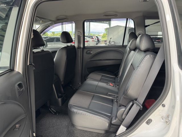 歡迎比較~我沒有載貨喔~內裝一級棒~ 大螢幕安卓機、衛星導航、定速、TCS防滑、光感應頭燈、後座分離傾倒 ~  第3張相片