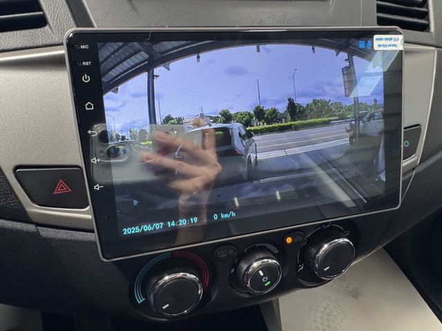 歡迎比較~我沒有載貨喔~內裝一級棒~ 大螢幕安卓機、衛星導航、定速、TCS防滑、光感應頭燈、後座分離傾倒 ~  第8張相片