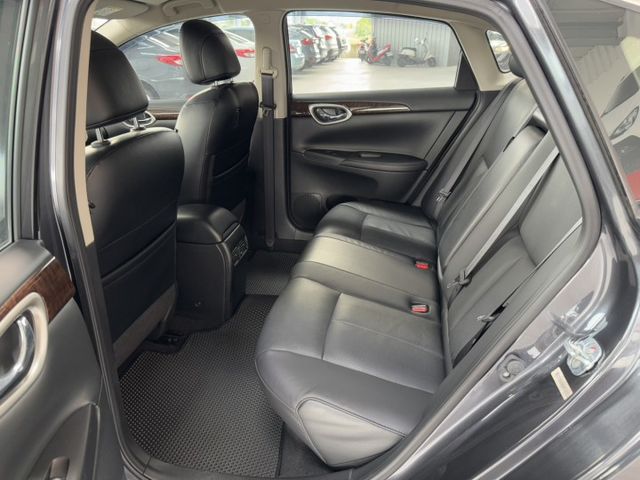 你沒看錯~我僅跑14萬公里 ~ I-KEY、定速、左右獨立空調、衛星導航、數位電視、後座出風口 可全貸 ~  第3張相片