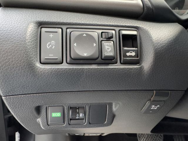 你沒看錯~我僅跑14萬公里 ~ I-KEY、定速、左右獨立空調、衛星導航、數位電視、後座出風口 可全貸 ~  第12張相片