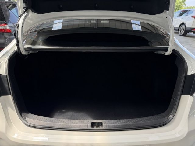 就是愛白車 ! 定速、ACC、車道偏離警示、自動緊急煞車、TCS防滑、胎壓監控、後座分離傾倒 !  第16張相片