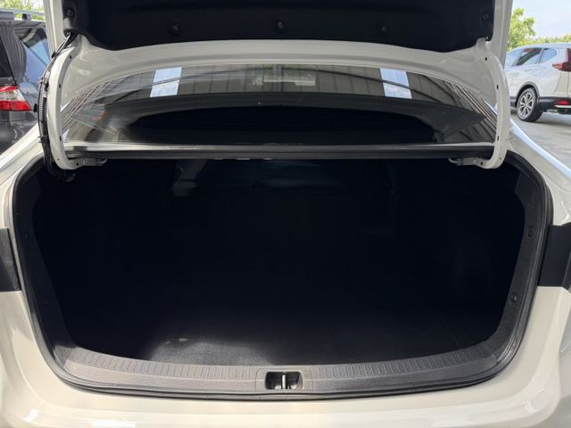 就是愛白車 ! 定速、ACC、車道偏離警示、自動緊急煞車、TCS防滑、胎壓監控、後座分離傾倒 !  第17張相片